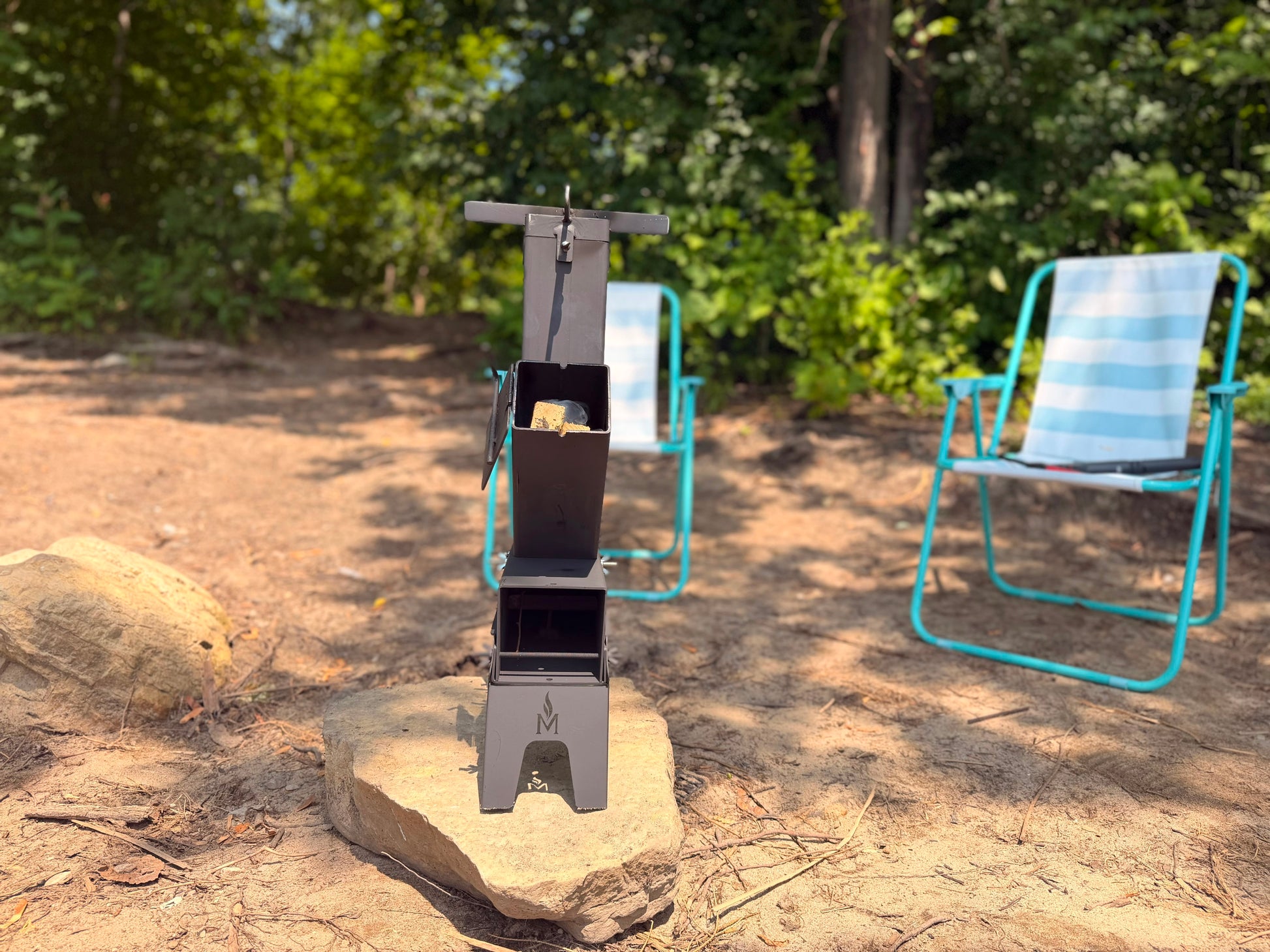 Poêle-fusée MASHWIᴹᶜ au campement en forêt avec chaises pliantes